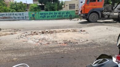 Photo of क्या बड़ा हादसा होने पर ही जागेगा प्रशासन_भाड़ावास रोड़ ओवरलोड वाहनों के कारण गड्डों मे तब्दील