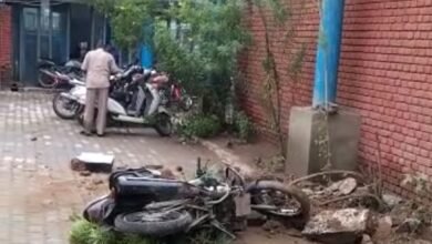 Photo of बस स्टैंड की जर्जर हालत, गिरा छज्जा, पार्किंग में खड़े वाहन हुए छतिग्रस्त