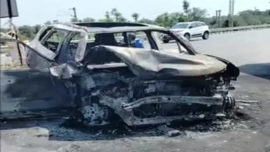 Photo of कार-ट्रॉला की जबरदस्त भिड़ंत: वाहनों में लगी आग, कार सवार 5 लोग झुलसे