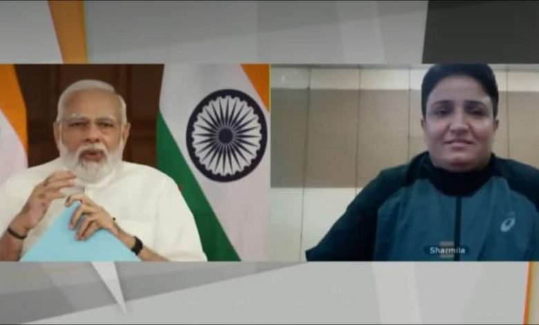 PM MODI TALKS TO REWARI SPORTSWOMEN