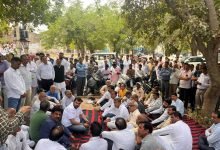 Photo of खस्ता हाल सड़कों को लेकर सैक्टर वासियों का फूटा गुस्सा, विधायक चिरंजीव राव को सुनाई अपनी व्यथा