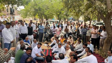 Photo of खस्ता हाल सड़कों को लेकर सैक्टर वासियों का फूटा गुस्सा, विधायक चिरंजीव राव को सुनाई अपनी व्यथा