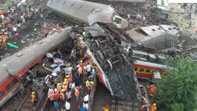 Photo of ओडिशा में तीन ट्रेन टकराईं, 238 की मौत: 900 लोग घायल, दर्दनाक तस्वीरे..